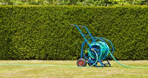3 Ingenius DIY Garden Hose Reel Ideas